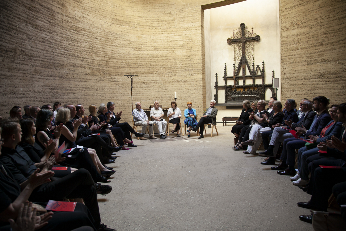 Gäste in der Kapelle der Versöhnung mit Zeitzeugen